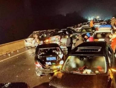 Κίνα: Καραμπόλα με 100 οχήματα - Δύο νεκροί, ξεπερνούν τους 50 οι τραυματίες (βίντεο)